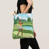 Golfervrouw golft op groene grasblauwe hemel tote bag (Dichtbij)