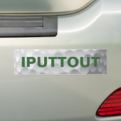 Golfgulden die een bumpersticker aanbrengen. (Op auto)