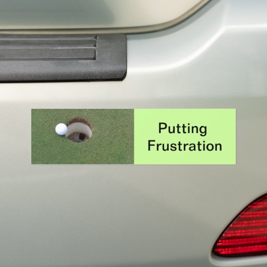 Golfgulden die een bumpersticker aanbrengen. (Op auto)