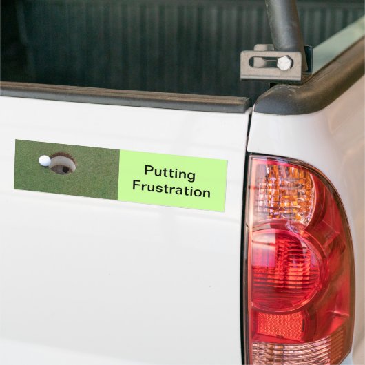 Golfgulden die een bumpersticker aanbrengen. (Op Truck)