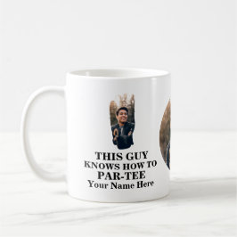 Golfhandfotograaf weet hoe hij met t-shirt moet om koffiemok