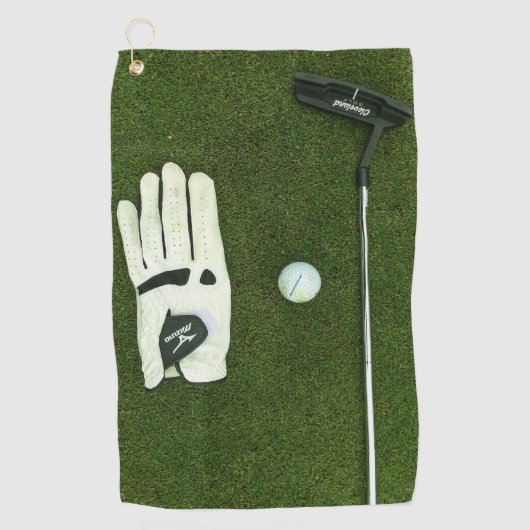 Golfhandschoen en bal op gras Golf Handdoeken (Voorkant)