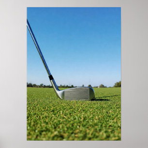 Golfijzer en ballen op fris groen gras poster