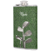 Golfijzer op groen gras heupfles (Links)