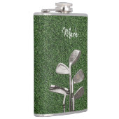Golfijzer op groen gras heupfles (Rechts)