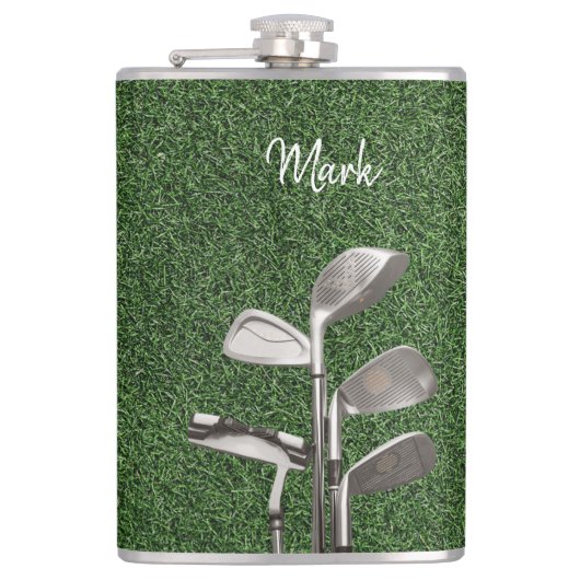 Golfijzer op groen gras heupfles (Voorkant)