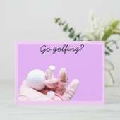 Golfing? damesgolfer houdt golfbal kaart (Staand voorkant)