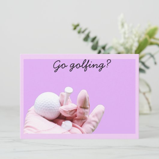 Golfing? damesgolfer houdt golfbal kaart (Staand voorkant)