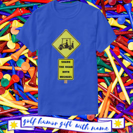 Golfkar bestuurder met naam t-shirt