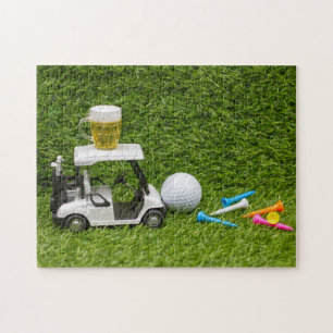 Golfkar met bier en golfkar op groen legpuzzel