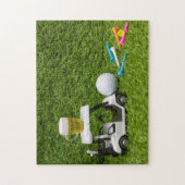 Golfkar met bier en golfkar op groen legpuzzel (Verticaal)