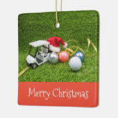 Golfkar met golfballen en kerstcadeaus keramisch ornament (Links)