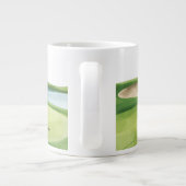 Golfkar op golfbaan putting green grote koffiekop (Achterkant)