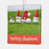 Golfkerstcadeaus met bal en t-shirt op groen keramisch ornament (Links)