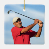 Golfkerstcadeaus met bal en t-shirt op groen keramisch ornament (Achterkant)