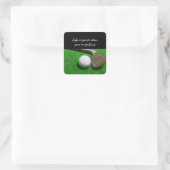 Golfleven is goed met golfbal op groen gras vierkante sticker (Tas)