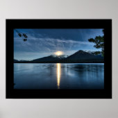 Golfmoon boven het Poster van het meer (Voorkant)