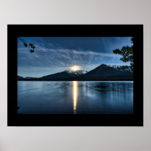 Golfmoon boven het Poster van het meer