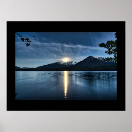 Golfmoon boven het Poster van het meer (Voorkant)