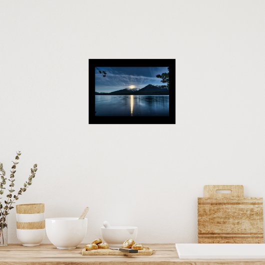 Golfmoon boven het Poster van het meer (Keuken)