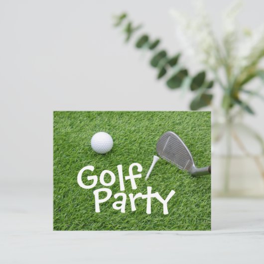 Golfpartij met golfbal en t-shirt op groen gras uitnodiging briefkaart (Staand voorkant)