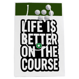 Golfpensioen met golfbal op green medium cadeauzakje
