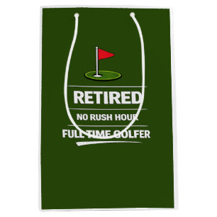Golfpensioen met golfbal op green medium cadeauzakje