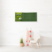 Golfpensioen met golfbal op green spandoek (Insitu)