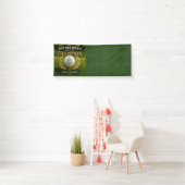 Golfpensioen met golfbal op green spandoek (Insitu)