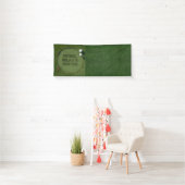 Golfpensioen met golfbal op green spandoek (Insitu)