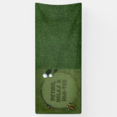 Golfpensioen met golfbal op green spandoek (Verticaal)