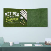 Golfpensioen met golfbal op green  spandoek (Beurs)