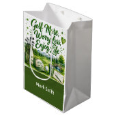 Golfpensioen op putting green medium cadeauzakje (Voorkant Gekanteld)