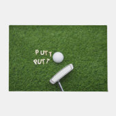 Golfput met putter en golfbal op groen deurmat (Voorkant)
