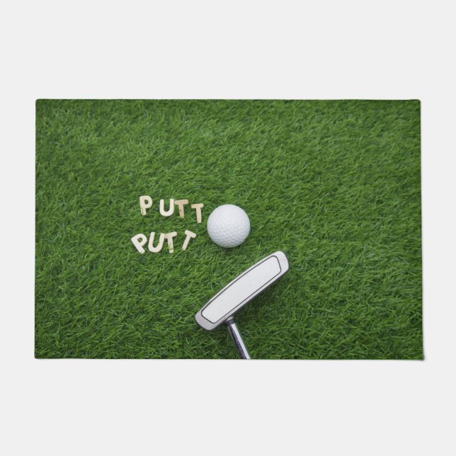 Golfput met putter en golfbal op groen deurmat (Voorkant)