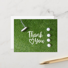 Golfputters zijn op groen gras briefkaart