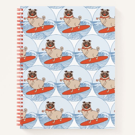 Golfrijdende blije pug-hond op surfplank notitieboek (Voorkant)