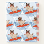 Golfrijdende blije pug-hond op surfplank notitieboek (Achterkant)
