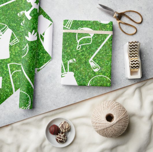 Golfuitrusting op groene gras achtergrond cadeaupapier (Crafts)