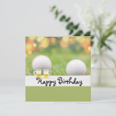 Golfverjaardag met ballen en bier op groen gras (Staand voorkant)