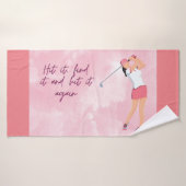 Golfvrouw golft op roze achtergrond badhanddoek (Badhanddoek)