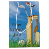 Golfzak en clubs met bal in gras medium cadeauzakje (Voorkant)