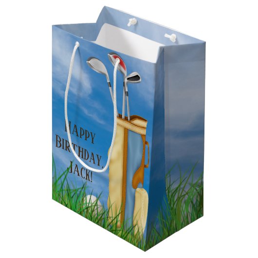 Golfzak en clubs met bal in gras medium cadeauzakje (Voorkant Gekanteld)