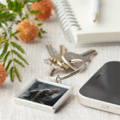 GOLLUM™ op een steen Sleutelhanger (Zijkant)