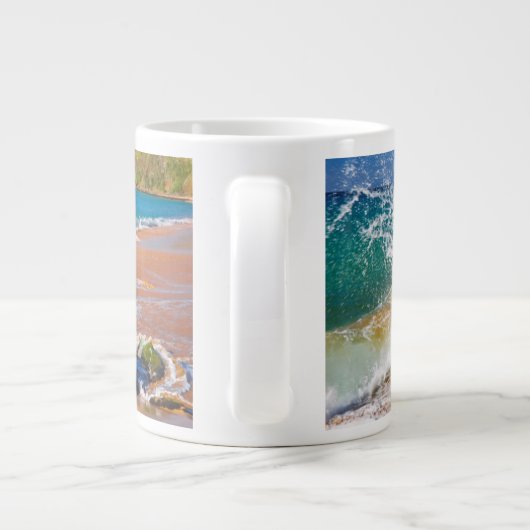 Golven botsten op het strand, Hawaii Grote Koffiekop (Achterkant)