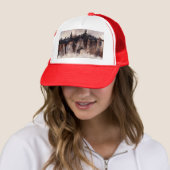 Golven breken op de kust met pines Trucker Hat Pet (In situ)