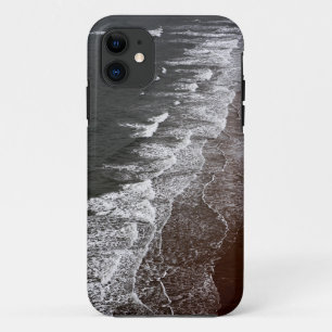 Golven breken op een zandig strand iPhone 11 hoesje