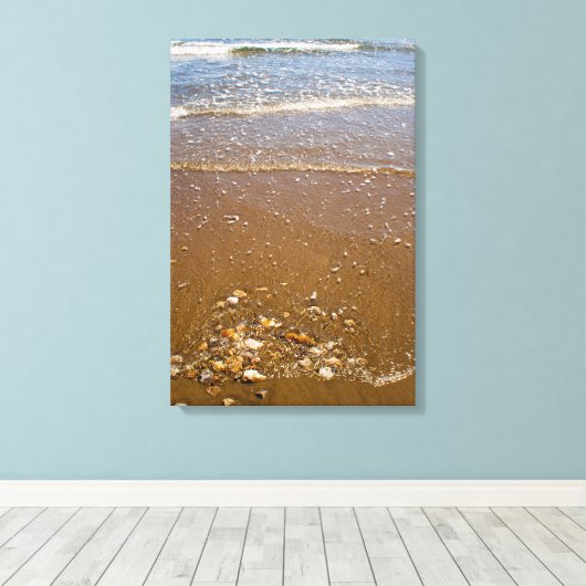 Golven die tegen Kiezelstenen op een Canvas van (Insitu (Houten vloer))