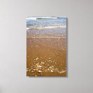 Golven die tegen Kiezelstenen op een Canvas van Afdruk