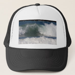 Golven en Surfers dichtbij de Pier in OceaanStrand Trucker Pet